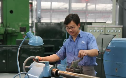 張(zhāng)乃艦(jiàn)在市(shì)車(chē)工(gōng)技能(néng)大賽(sài)上奪冠(guàn)